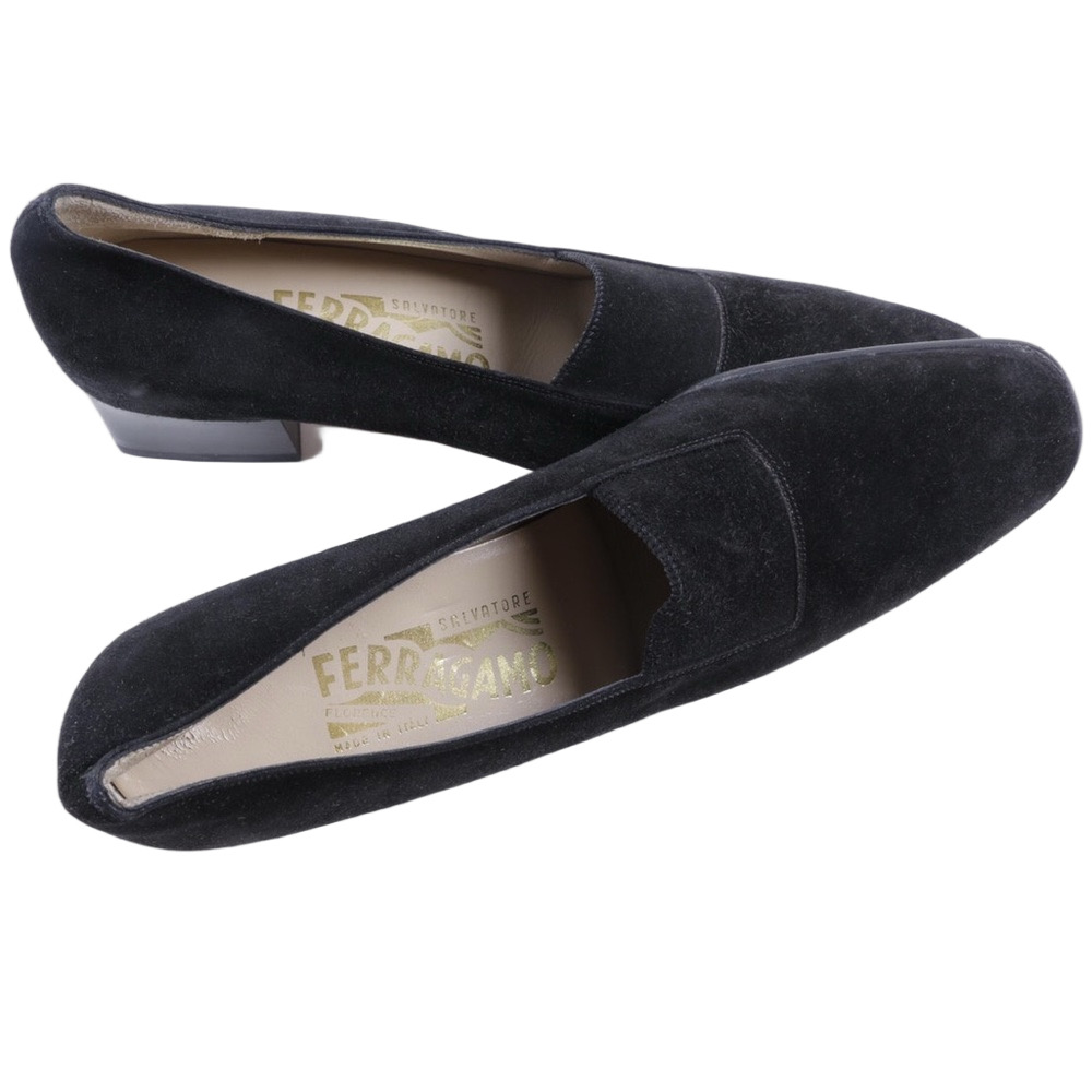 Salvadores Ferragamo suede black pumps.